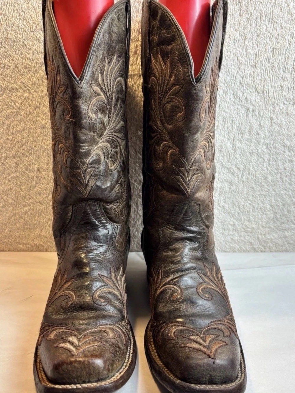 Gorgoeus!!! Classic Embroidered Western Heeled Boots in Dark Brown